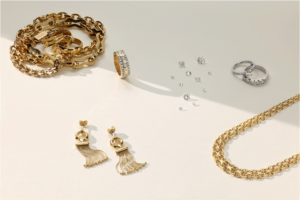 Guldsmycken avsedda för att sälja guld. Även lite diamantsmycken tillverkade av guld och vitguld.